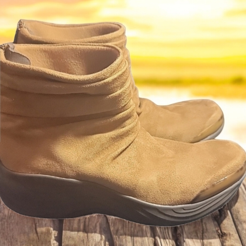 Zees Women's size 9.5 Lightweight, slouch zizzle ankle boots.